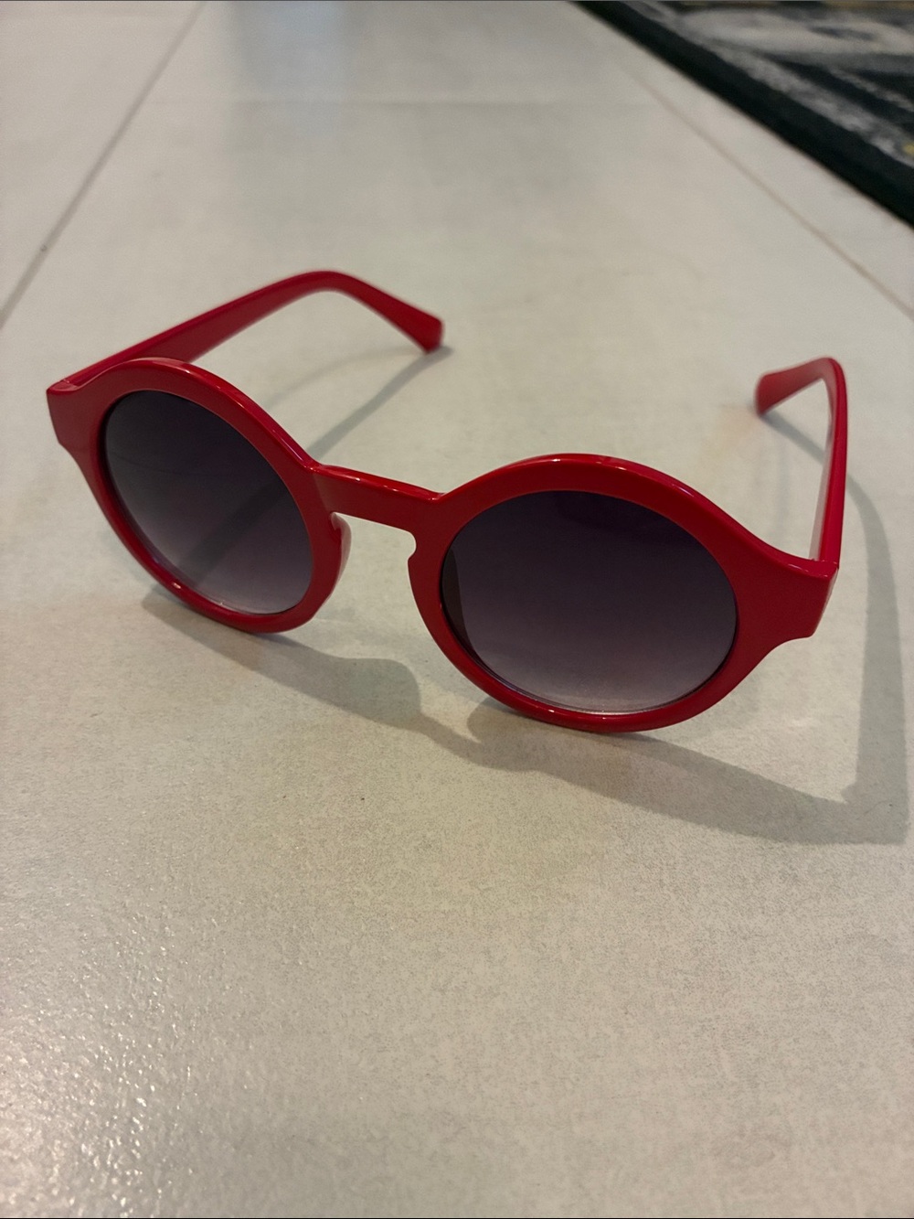 Woman Red Round Frame Sunglasses - Fashionable UV Shades
